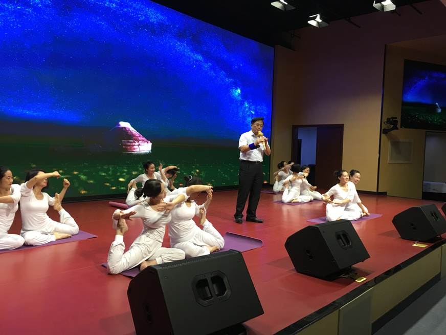 说明: D:\2018年新闻\180530 工会 乐天使官网举办“传承民族经典 坚定文化自信”教职工葫芦丝协会汇报演出\2、夏伟校长独奏.JPG