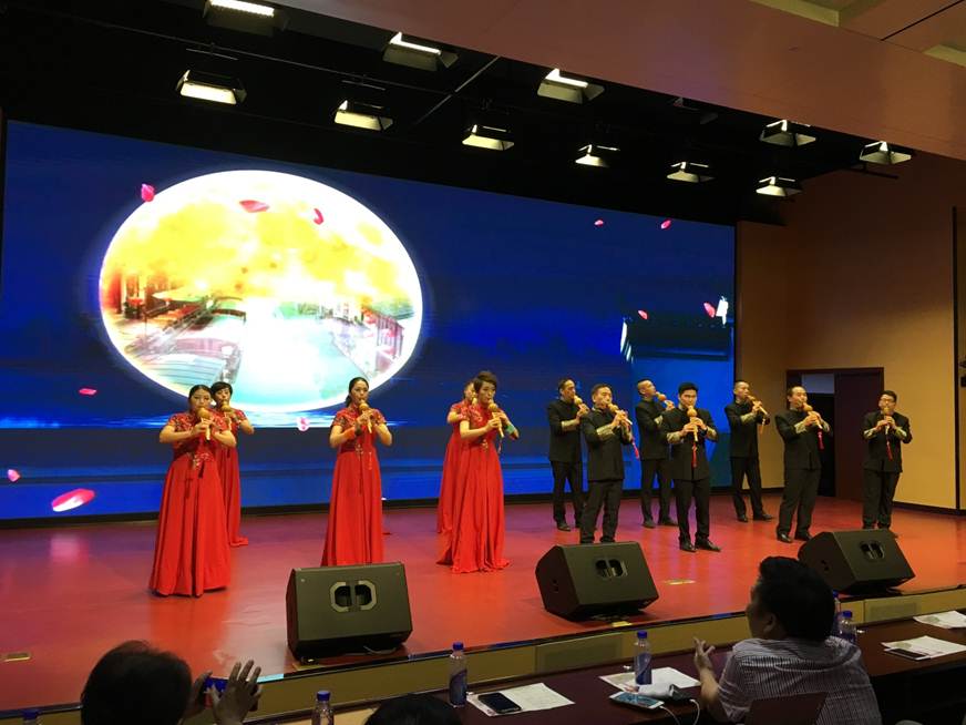 说明: D:\2018年新闻\180530 工会 乐天使官网举办“传承民族经典 坚定文化自信”教职工葫芦丝协会汇报演出\4、现场.JPG